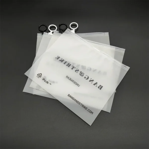 bangstrike-frosted-ring-zipper-bag-01.webp BANGSTRIKE Mattierter Ring-Reißverschlussbeutel