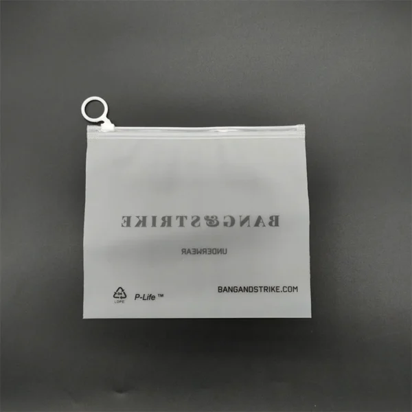 bangstrike-frosted-ring-zipper-bag-02.webp BANGSTRIKE Mattierter Ring-Reißverschlussbeutel