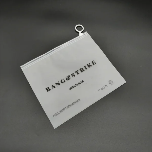 bangstrike-frosted-ring-zipper-bag-03.webp BANGSTRIKE Mattierter Ring-Reißverschlussbeutel