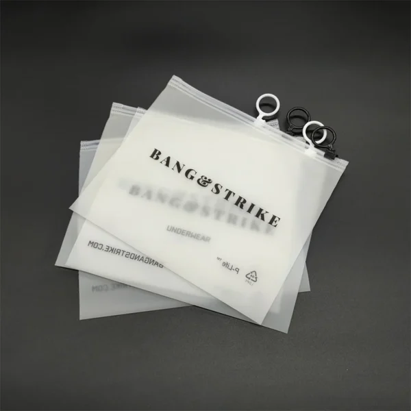 bangstrike-frosted-ring-zipper-bag-04.webp BANGSTRIKE Mattierter Ring-Reißverschlussbeutel